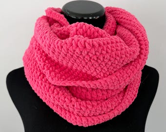 Écharpe infinity rose au crochet en chenille