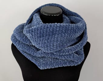Écharpe infinity crochetée en chenille bleu denim