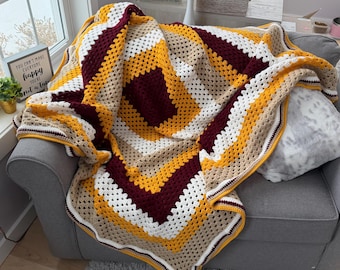 Couverture géante au crochet or et bordeaux grand-mère