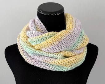 Écharpe infinity rayée au crochet, couleurs printanières