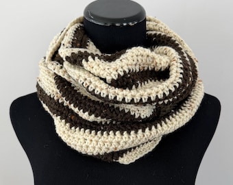 Écharpe infinity au crochet en tweed crème à rayures