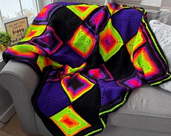 Couverture basique grand-mère en patchwork carré noir et néon au crochet