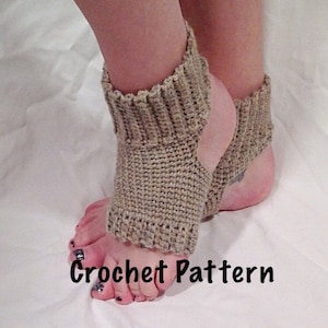 Peut inclure: Une paire de chauffe-pieds en crochet beige avec un trou à l'arrière pour le talon. Les chauffe-pieds sont portés sur les pieds d'une personne. Le texte "Crochet Pattern" est visible en bas de l'image.
