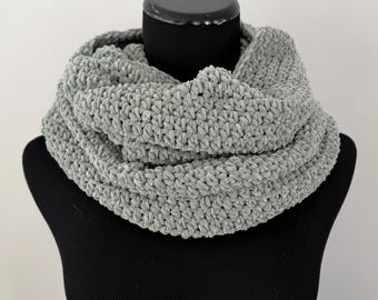 Écharpe infinity crochetée en chenille vert sauge