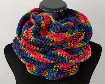 Écharpe infinity au crochet à rayures arc-en-ciel