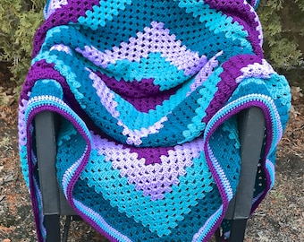 紫と青緑の巨大なおばあちゃんのスクエアかぎ針編みブランケット