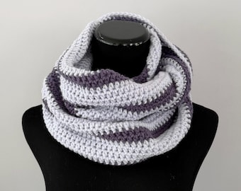 Écharpe infinity au crochet rayé violet clair