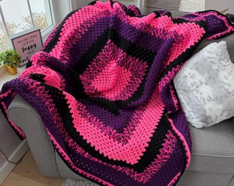 Couverture carrée grand-mère au crochet rose néon et violette