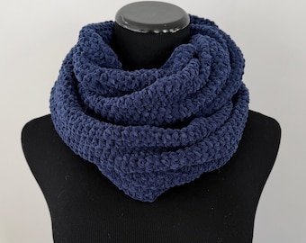 Écharpe infinity crochetée en chenille bleu marine
