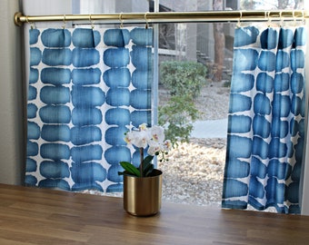 Rideau Shibori Dot Sky Café. (Ensemble de 2 panneaux). Couleurs : blanc et bleu marine. Choisissez votre longueur (15"L jusqu'à 64"L) - NON DOUBLÉ