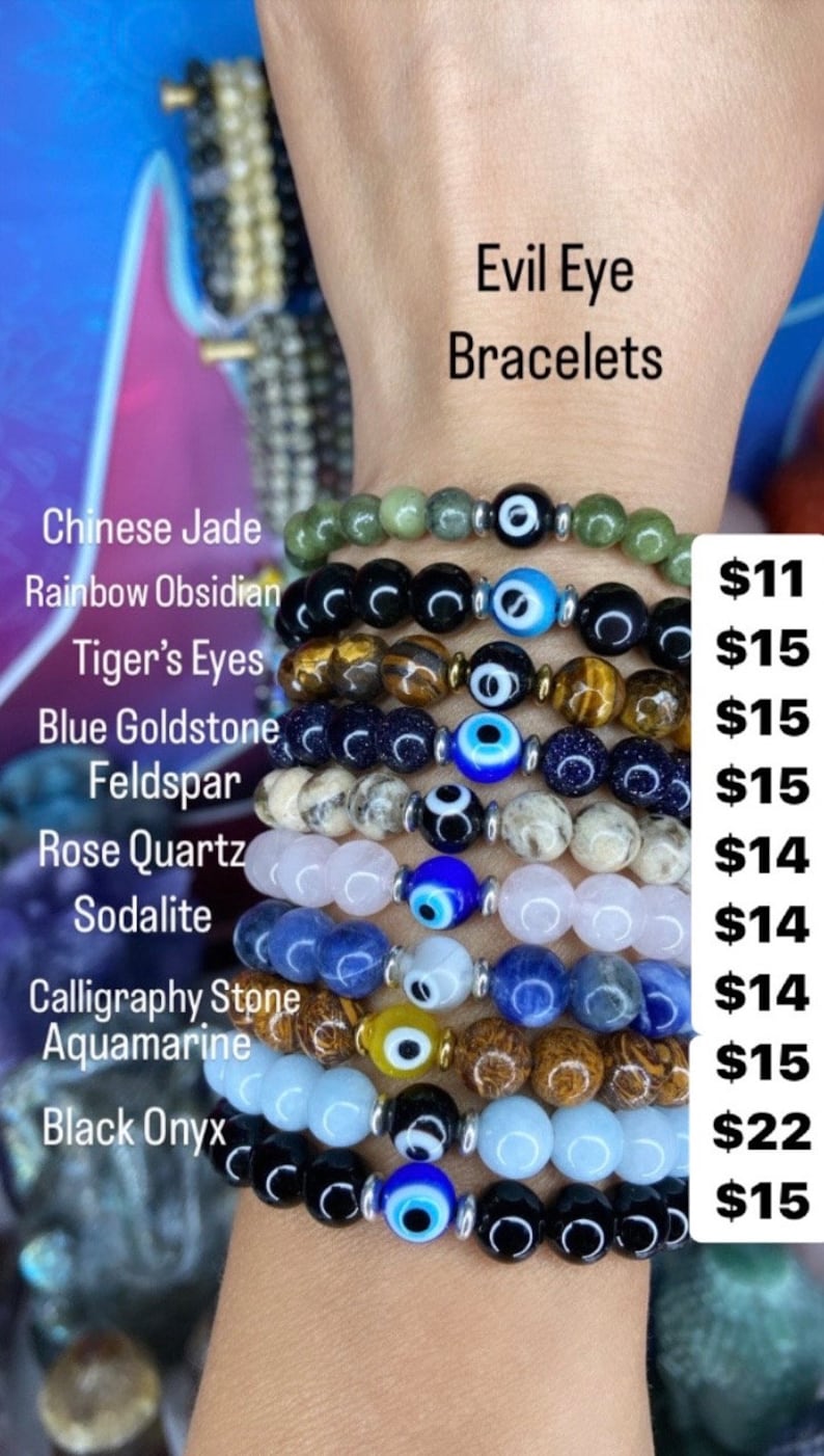 K&ouml;nnte beinhalten: Ein Set aus zehn b&ouml;sen Augenarmb&auml;ndern aus verschiedenen Edelsteinen, darunter Jade, Obsidian, Tigerauge, blauer Goldstein, Feldspat, Rosenquarz, Sodalith, Kalligraphie-Stein, Aquamarin und schwarzer Onyx. Jedes Armband ist mit einem blauen b&ouml;sen Augen-Anh&auml;nger und silbernen Perlen verziert.