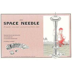 Könnte beinhalten: Ein Papiermodell-Bausatz der Space Needle in Seattle, Washington. Das Modell ist über 100 cm hoch und enthält illustrierte Schritt-für-Schritt-Anleitungen. Das Modell ist in einer rot-schwarzen Illustration mit einem Jungen daneben dargestellt.
