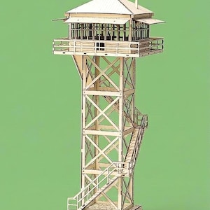 Könnte beinhalten: Ein Holzmodell eines Feuerwachturms. Der Turm hat eine quadratische Basis, eine hohe, offene Rahmenstruktur und eine kleine Kabine mit einem schrägen Dach an der Spitze. Eine Treppe führt die Seite hinauf. Das Modell ist unbemalt.