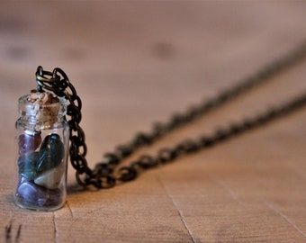 Collana di flaconcino bottiglia di vetro con tappo di sughero e riempito con trucioli di pietra diaspro