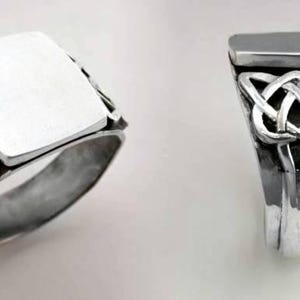 Könnte beinhalten: Ein silberner Siegelring mit rechteckiger Oberfläche. Der Ring hat ein keltisches Knotenmuster an den Seiten. Das Bild zeigt den Ring aus zwei Blickwinkeln, um das Design hervorzuheben.
