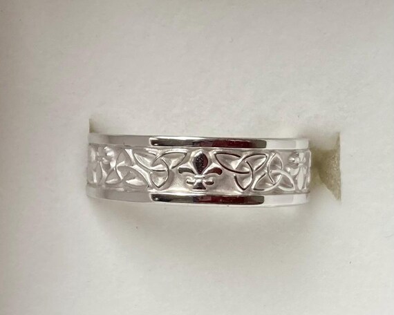 Fleur De Lis Celtic Triangle Knot Wedding Band (6-7mm Width)