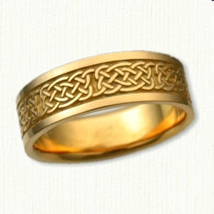 Op de afbeelding: Een gouden trouwring met een Keltisch knoopontwerp. De ring is breed en heeft een gepolijste afwerking.