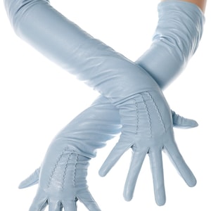 Könnte beinhalten: Hellblaue Lederhandschuhe, die weit über die Handgelenke hinausreichen. Die Handschuhe haben eine glatte Textur und sind an den Fingern und am Handrücken genäht. Sie werden vor weißem Hintergrund gezeigt.