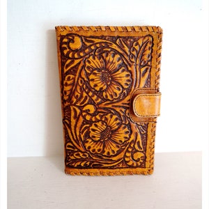 WOMENS portefeuille HANDCARVED/magnifiquement à la main usiné cuir embrayage végétal tanné/multiple carte Slots/fermoir aimanté/Vintage Camel.