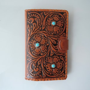 BILLETERA DE CUERO HANDTOOLED en Hibisco hecho a mano w / Turquoise Stone Billetera personalizada Billetera personalizada Hecha a mano Billetera de mujer de cuero tallado