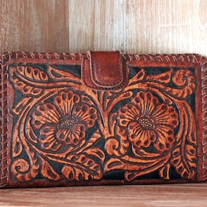 CARTERA PARA MUJER TALLA A MANO / Clutch de cuero bellamente trabajado a mano con curtido vegetal / Múltiples ranuras para tarjetas / Cierre magnético / 9 colores.