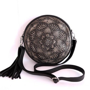 Bolso bandolera negro pequeño de cuero redondo con borlas de cuero y diseño floral de mandala hecho a mano, color negro y gris