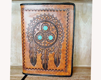 Couverture de carnet en cuir travaillée à la main : motif tribal de plumes et de pierres turquoise