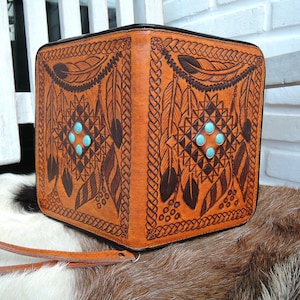 PORTE-PASSEPORT PERSONNALISÉ Portefeuille artisanal en plumes tribal Tribal en cuir repoussé Portefeuille de voyage avec pierres turquoises