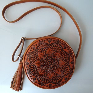RUNDE LEDERTASCHE in Hellbraun Umhängetasche Handtasche aus Rindsleder Runde Ledertasche mit handgefertigten Schnitzereien Personalisiertes Geschenk