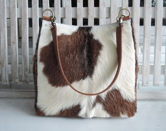 Borsa a tracolla in pelle bovina con pelo, realizzata a mano.
