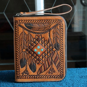 PORTE-PASSEPORT HANDCRAFTED Tribal Feathers / Tooled Leather Organiser Wallet / vintage Tan Leather Travel Wallet w Turquoise Stones
