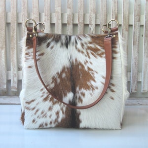 SAC À MAIN EN CUIR DE VACHETTE fait main avec fermeture à glissière Cheveux blancs bruns sur peau Sac seau en peau de vache fait sur commande