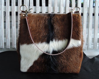 Borsa tote in pelle bovina con pelo, borsa a tracolla pelosa fatta a mano, ideale per i weekend e i viaggi.