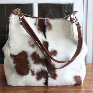 Grand sac à main en peau de vache avec fermeture à glissière, cheveux blancs bruns sur peau, sac à main sur mesure, cadeau pour femme, sac seau en peau de vache, fourre-tout en cuir