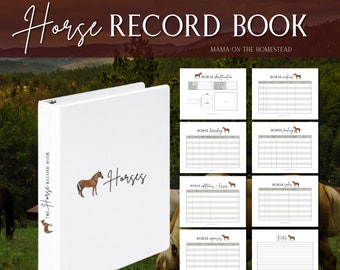 Op de afbeelding: Een witte map met een paardenillustratie en de tekst "The Homestead Horse Record Book" op de omslag. De map is open om pagina's te laten zien met koppen zoals "Paardenidentificatie", "Paardenfokken" en "Paardenkosten".