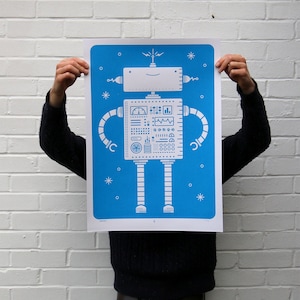 Könnte beinhalten: Ein blaues Poster mit einer weißen Roboterillustration. Der Roboter hat einen runden Kopf mit einem lächelnden Gesicht, einen rechteckigen Körper mit einem Bedienfeld und zwei Arme mit Händen. Der Roboter steht auf einem blauen Hintergrund mit weißen Sternen.