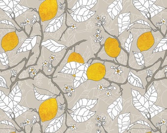 Eén gordijnpaneel of volant "Lemon Orchard" handgemaakte gordijnen met biologisch katoen. Gele citroenen met witte bladeren op taupe achtergrond