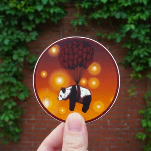 Le voyageur - Adorable panda d'exploration de voyage mignon autocollant bouteille d'eau autocollant esthétique anime par Eyes on Fire Art