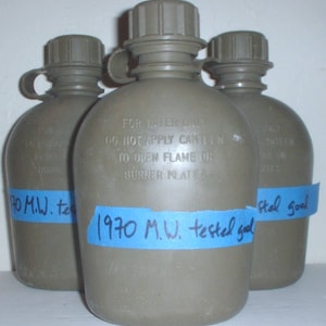 US Army polyethelene 1-Quart canteen M.W. Inc, 1970; Vietnam War era NO LEAKS