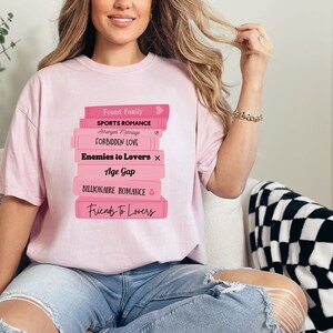 Pila di libri Tropi di libri T-shirt con colori confortevoli Camicia da lettore libresco Un altro regalo di capitolo per il lettore, il suo amante dei libri