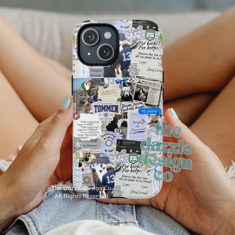 Puede incluir: Funda de tel&eacute;fono con dise&ntilde;o de collage, que incorpora varias im&aacute;genes y elementos de texto. El dise&ntilde;o incluye un perro, un jugador de f&uacute;tbol con el n&uacute;mero 13 y frases como "For keeps?" y "Boom, boom, fucking boom." La funda tiene un acabado brillante.