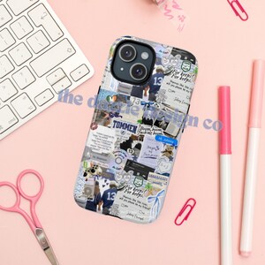 Puede incluir: Una funda de tel&eacute;fono con un dise&ntilde;o de collage que presenta im&aacute;genes, texto y el n&uacute;mero 13. La funda tiene una combinaci&oacute;n de colores blanco y azul con varias citas y gr&aacute;ficos. La funda del tel&eacute;fono est&aacute; sobre una superficie rosa con un teclado, tijeras y marcadores.