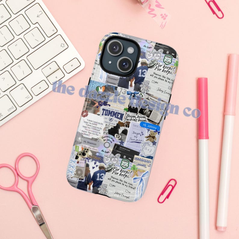 Puede incluir: Una funda de tel&eacute;fono con un dise&ntilde;o de collage que presenta im&aacute;genes, texto y el n&uacute;mero 13. La funda tiene una combinaci&oacute;n de colores blanco y azul con varias citas y gr&aacute;ficos. La funda del tel&eacute;fono est&aacute; sobre una superficie rosa con un teclado, tijeras y marcadores.
