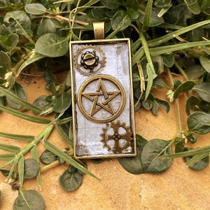 Gears of the Arcane Pentacle Steampunk Pendant – Brass Gear and Star Symbol Necklace with Resin Finish