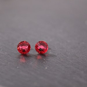Pequeños pendientes de cristal rosa. Hermosos tachuelas de cristal rosa indio.