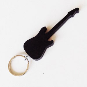 Stratocaster Guitar Keychain – Eco Friendly Gift for Guitar Players – Strat Style Keyring – Recycled Plastic – Gift Box – Stainless Steel