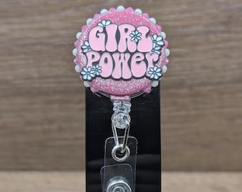 Porta-crachá retrátil Girl Power para lapela, com clipe jacaré, design exclusivo e design rosa choque.