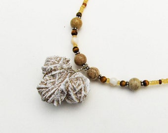 Cristales de selenita rosa del desierto con ojo de tigre, jasper y collar de madre de perla (pendientes)