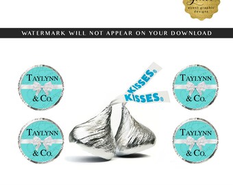 Op de afbeelding: Een digitale download van gepersonaliseerde kusstickers ontworpen voor Avery 4221, 1,9 x 1,9 cm. De stickers hebben een turquoise achtergrond, een witte lintafbeelding en de tekst Taylynn & Co. Twee zilverkleurige chocoladesnoepjes zijn afgebeeld.