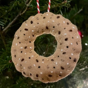 Ornement de bagel tout en feutre / Ornement de bagel / Décoration d’arbre de bagel